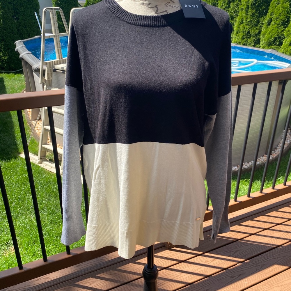 NWT DKNY LIGHTWEIGHT SWEATER